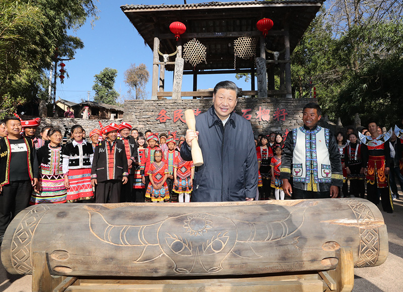 【1】2020年1月19日下午，習(xí)近平在騰沖市清水鄉(xiāng)三家村中寨司莫拉佤族村廣場(chǎng)上，敲響三聲佤族木鼓，祝福來年風(fēng)調(diào)雨順、國(guó)泰民安。新華社記者 鞠鵬 攝