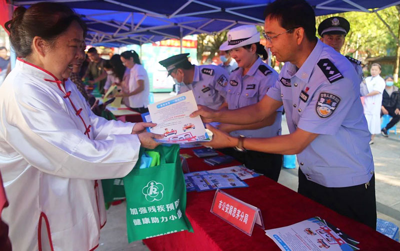 普洱市公安局加強(qiáng)“夏夜治安巡查宣防集中統(tǒng)一行動(dòng)”社會(huì)面宣傳。普洱市公安局供圖