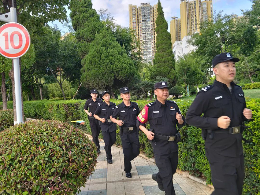 路面巡邏處突警力趕往當事人所在地進行快速勸阻。昆明市公安局西山分局供圖