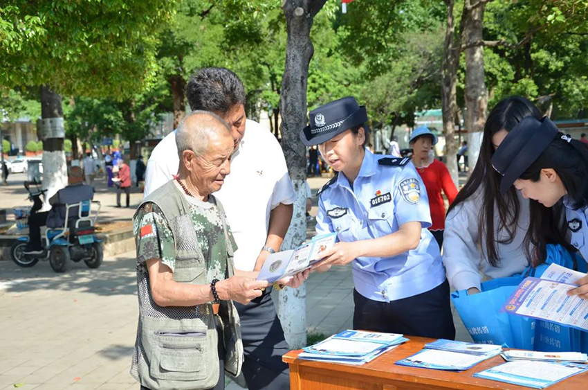 民警在開展防范電信網(wǎng)絡(luò)詐騙宣傳。昆明市公安局西山分局供圖