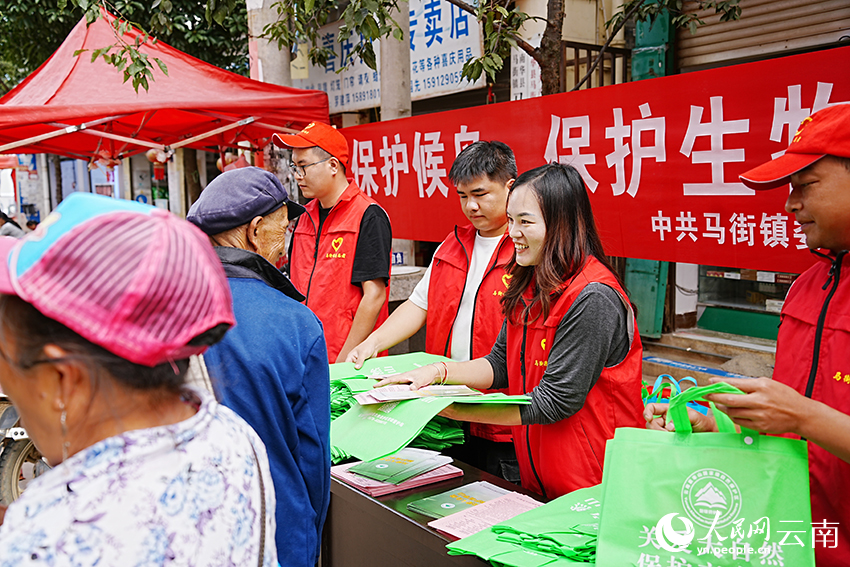 9月23日是馬街街天，何季澤和同事擺攤宣傳。人民網(wǎng)記者 程浩攝.jpg