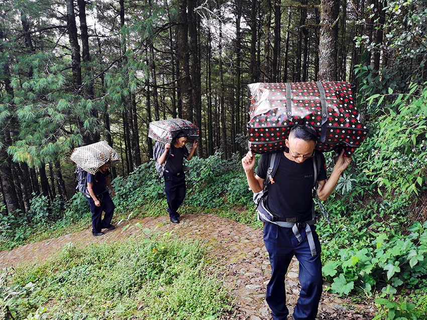 今年白露節(jié)氣前后，民警再次進駐山林。南華縣公安局供圖