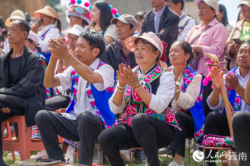 參加開幕式的村民。人民網(wǎng)記者 虎遵會攝