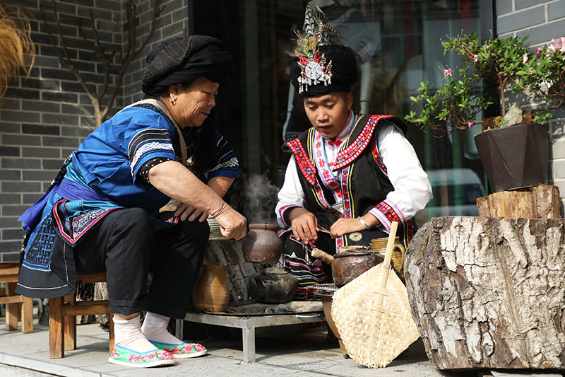 圖為張啟誠(chéng)和奶奶一起沏茶（漾濞縣融媒體中心攝）