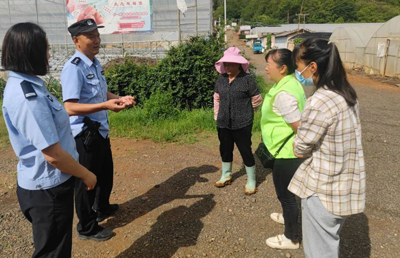 民警進(jìn)村入戶(hù)及時(shí)掌握矛盾糾紛，實(shí)時(shí)調處化解。西山分局供圖2