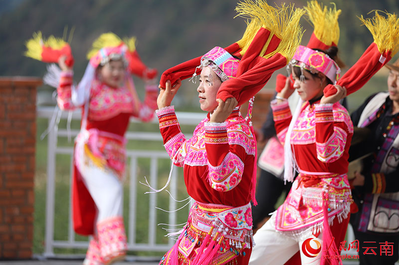 【1】民間藝人們在表演彝族《確比舞》。人民網(wǎng)記者-李發(fā)興攝