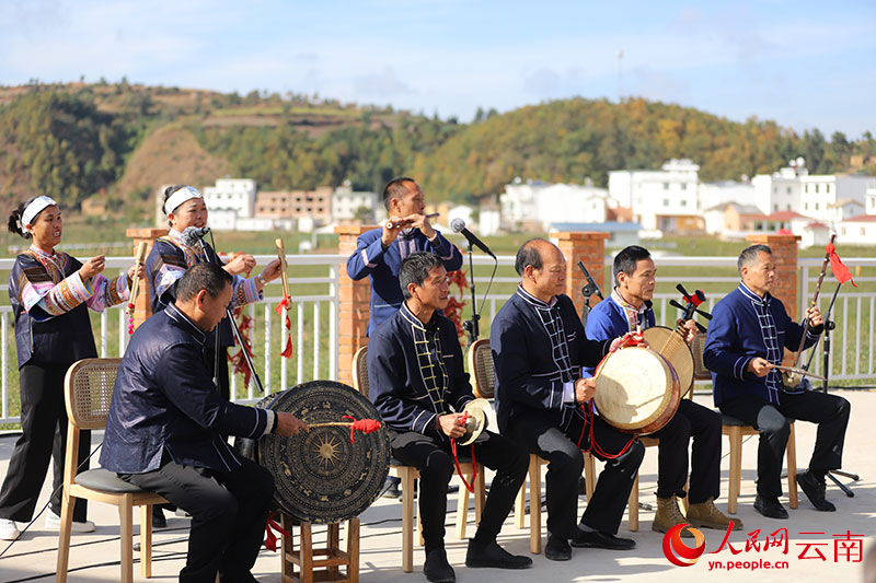 【5】布依族八音民間藝人在表演《賀喜堂》。人民網(wǎng)記者 李發(fā)興攝