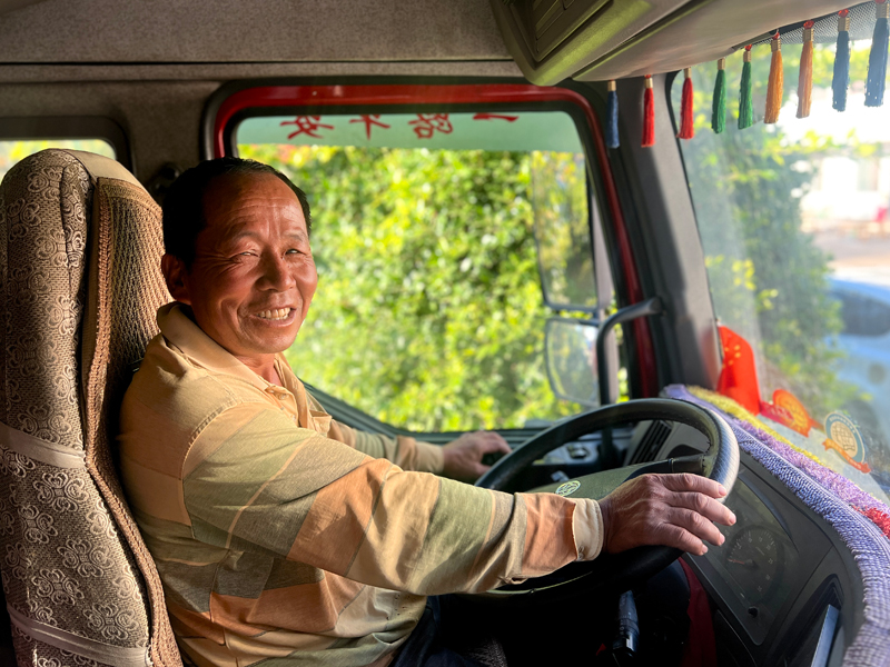 李金坐在其貨車內(nèi)（非駕駛狀態(tài)）。朵麗娜攝.jpg