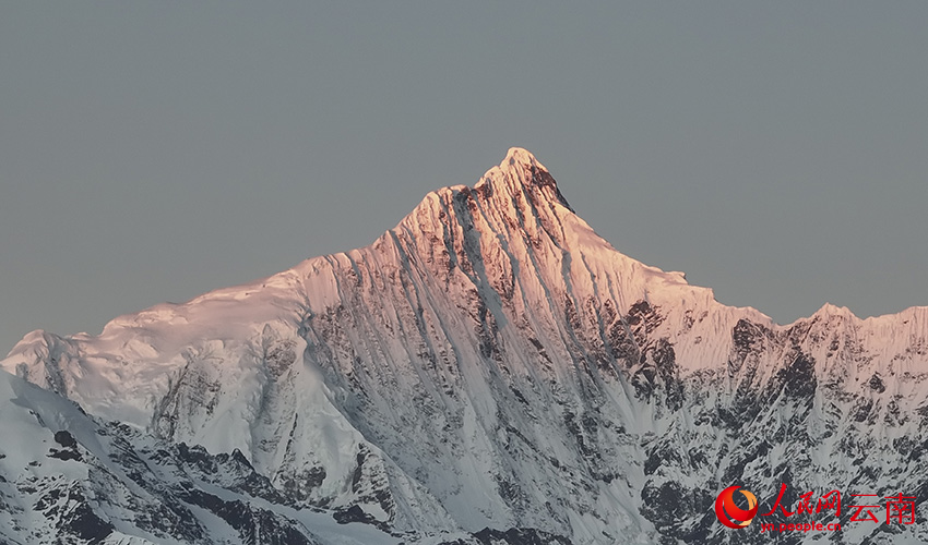 遇見幸運！見證新年梅里雪山首個“日照金山”。李春雷攝