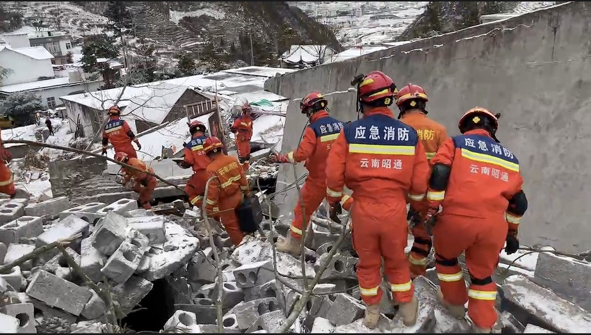 云南鎮(zhèn)雄山體滑坡救援現(xiàn)場。昭通市消防救援支隊供圖