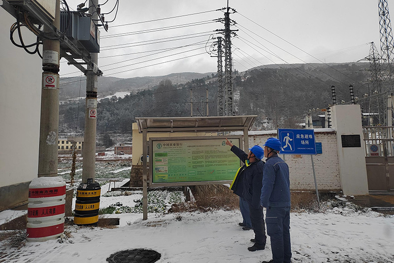 1月22日，受強(qiáng)冷空氣影響，會(huì)澤縣普降小至中雪，曲靖會(huì)澤供電局五星供電所組織工作人員對轄區(qū)內(nèi)線路及變臺(tái)開展巡視。（張軒印）