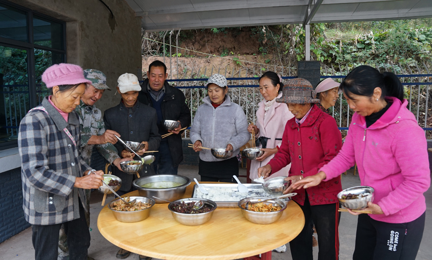 1大姚縣的一處老年愛(ài)心食堂正在開(kāi)飯。大姚縣融媒體中心供圖