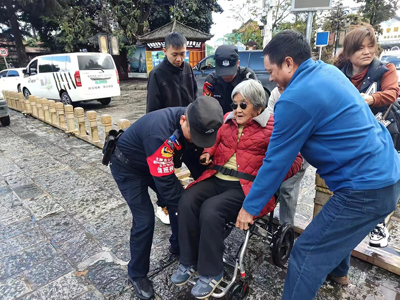 民警幫老人抬輪椅。