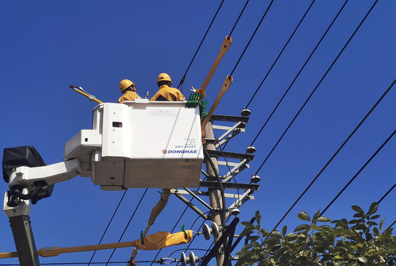 曲靖富源供電局工作人員通過帶電作業(yè)方式更換重過載變壓器的作業(yè)，提升供電可靠性。徐春花攝