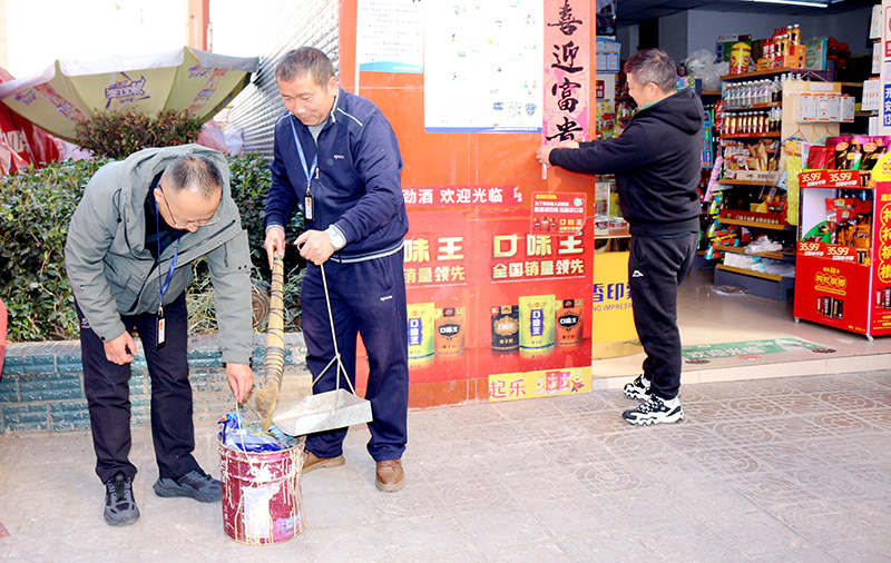 工作人員幫陳金店鋪打掃衛(wèi)生。馬瑛攝