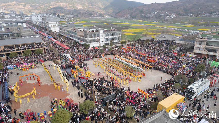 元宵燈會(huì)現(xiàn)場人山人海。鞠強(qiáng)攝