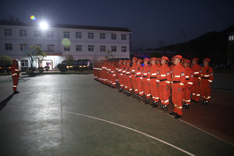 云南省森林消防總隊750名指戰員跨省增援四川甘孜雅江火場(chǎng)。云南省森林消防總隊供圖