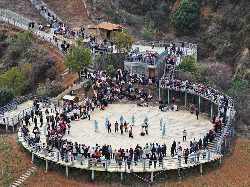 大批游客到東川區紅土地鎮游覽