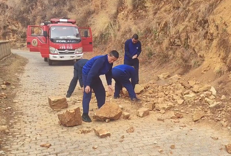 消防人員正在清理路途中的落石。昭通市消防救援支隊(duì)供圖