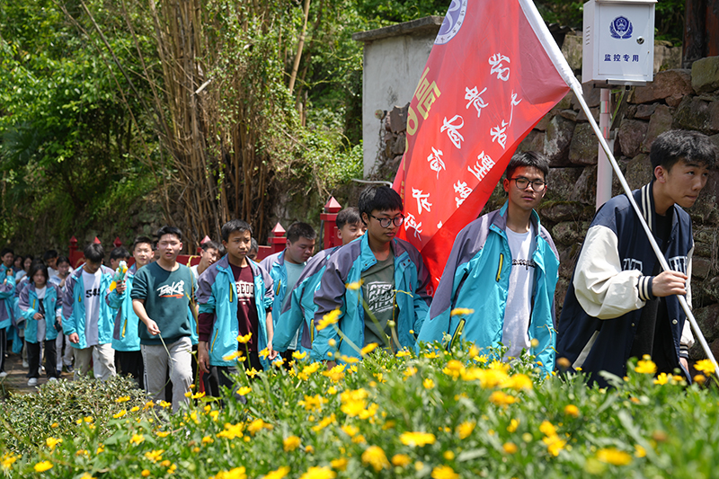 參加紅色研學(xué)活動(dòng)的學(xué)生們行走在路上