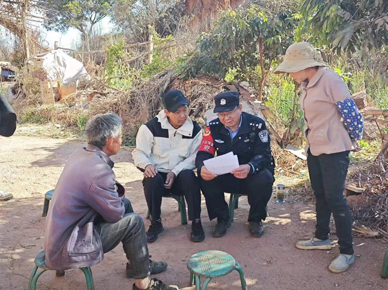 永仁縣公安局永定派出所民警到芒果產(chǎn)業(yè)種植農(nóng)戶家里調(diào)解糾紛，提供建議。