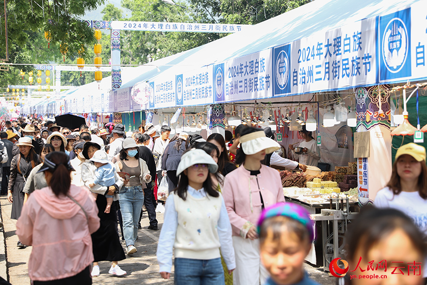 三月街上游人如織。人民網(wǎng)記者 符皓攝