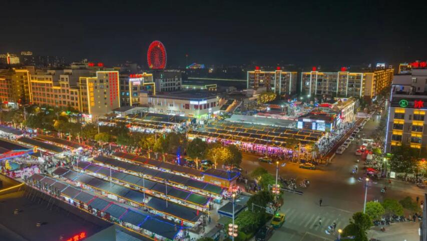 夜晚，花柯社區(qū)“南市夜街”人潮涌動(dòng)。曲靖市宣傳部供圖