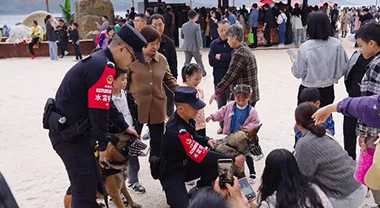 警犬巡邏引關(guān)注 萌娃爭(zhēng)先合影