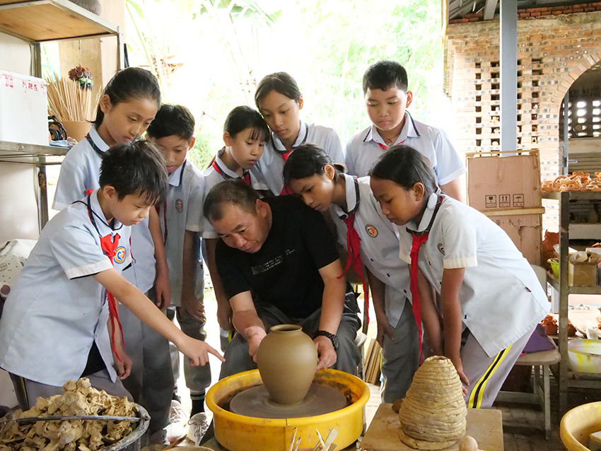 學(xué)生在學(xué)習(xí)制陶技藝。