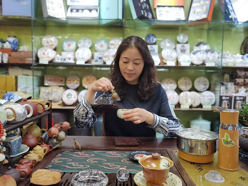 徐廣瓊在展示茶藝-馬芝瑩攝