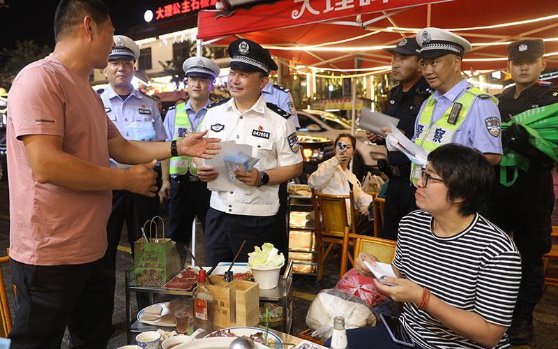 民警古城街頭開(kāi)展安全宣傳。