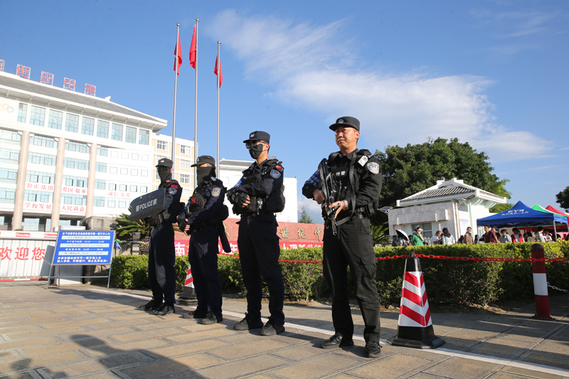 大理州公安機關(guān)特警在學(xué)校門(mén)口隨時(shí)準備為出現困難的考生服務(wù)。