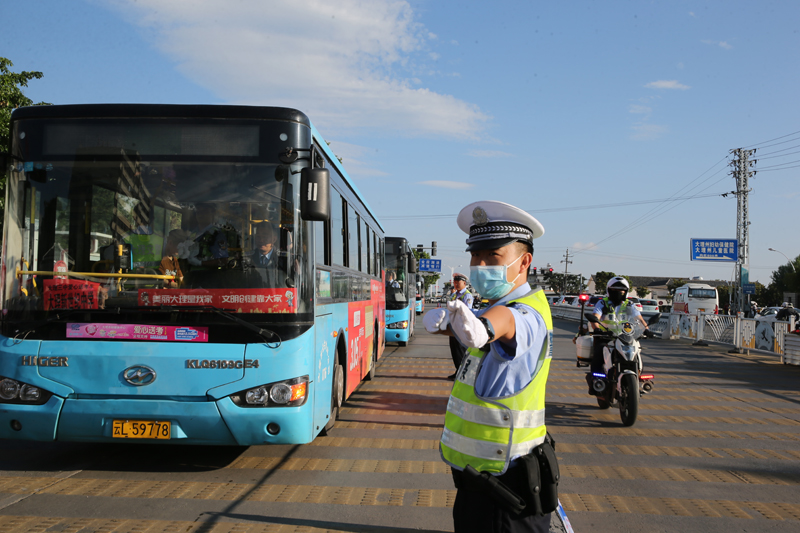 大理州公安機關(guān)民警在學(xué)校門(mén)口指揮交通。