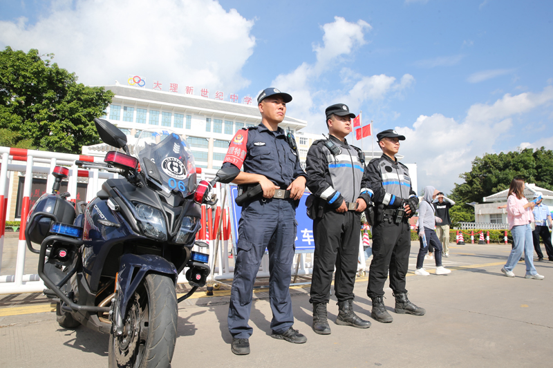 大理州公安機關(guān)民警在學(xué)校門(mén)口維護秩序。