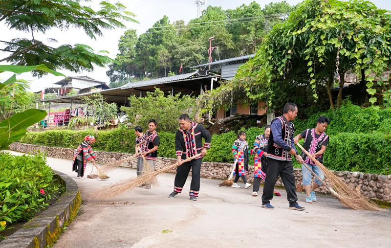 村民正在打掃村內道路。奚川江攝