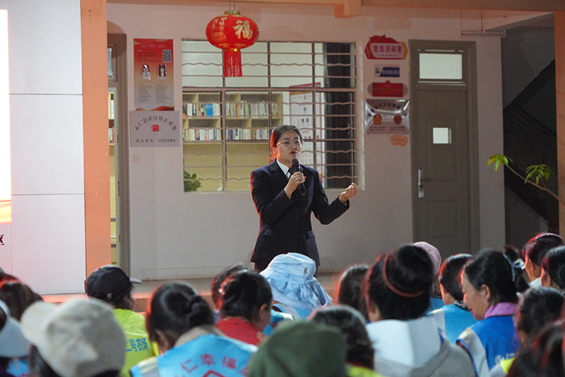 永仁縣檢察院第二檢察部主任吳和芹到永仁縣幸福里開(kāi)展新農民大講堂法治課講授。