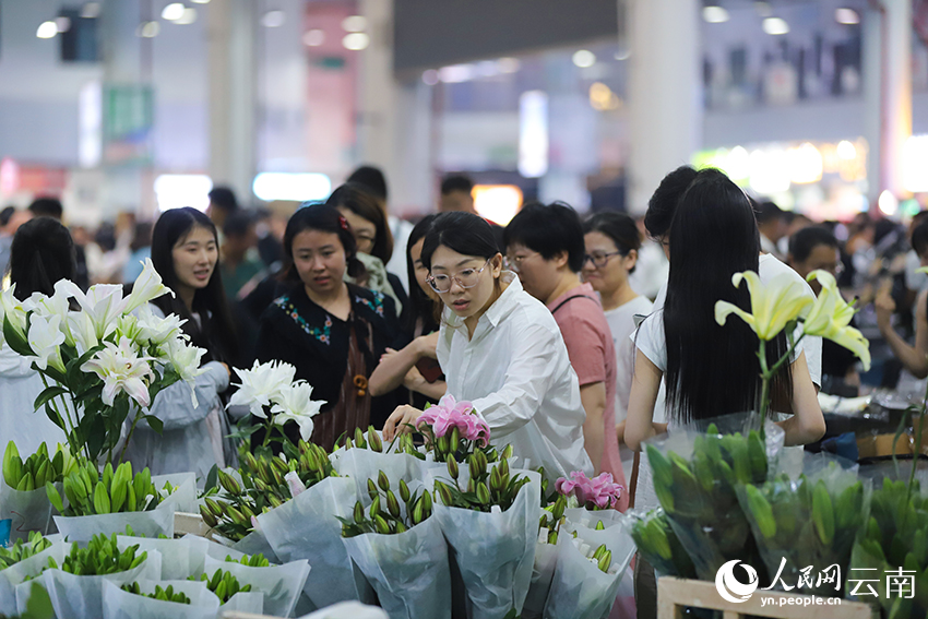 游客在昆明斗南花卉市場(chǎng)選購鮮花。人民網(wǎng)記者 李發(fā)興攝