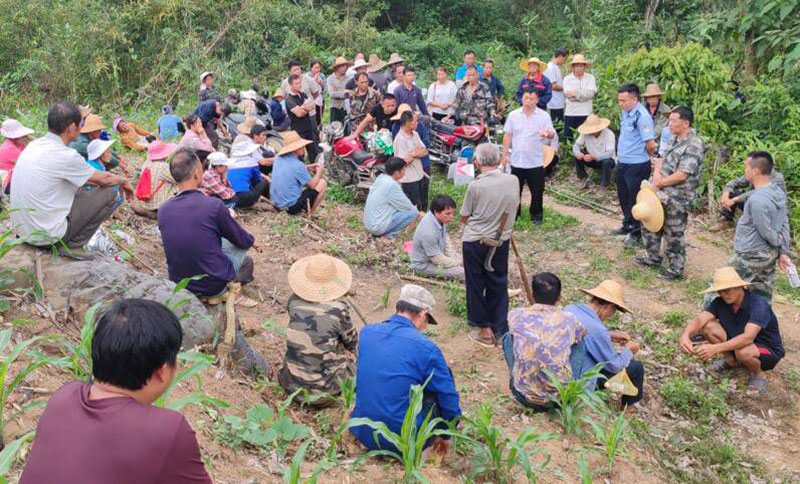 工作人員深入田間地頭調節群眾矛盾