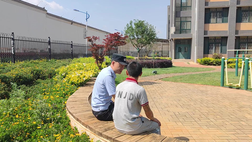 民警和戒毒人員談心談話(huà)，及時(shí)疏導緩解負面情緒。