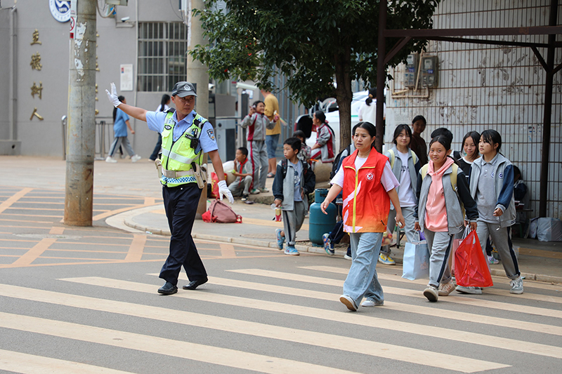 志愿者帶學(xué)生過(guò)馬路-林熙傜攝-2024年6月14日