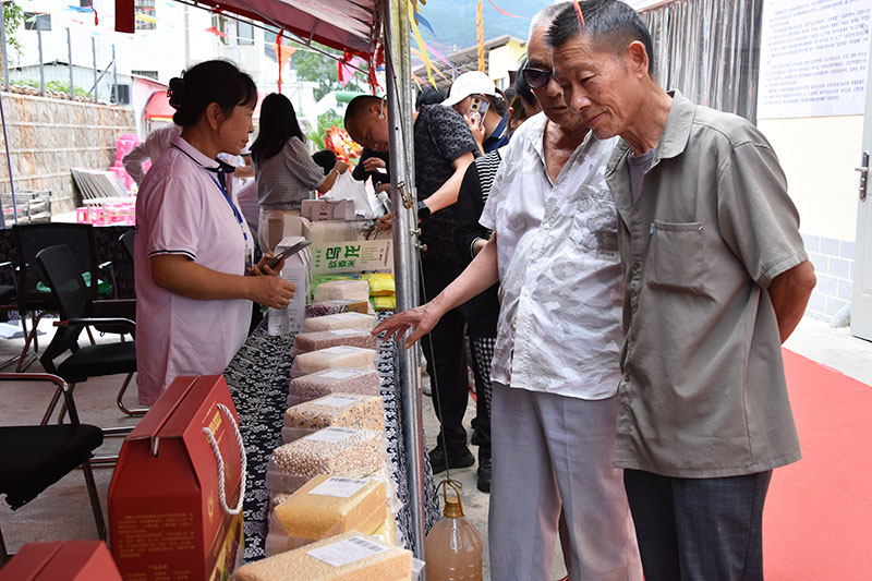 游客正在選購烏龍軟香米等農產(chǎn)品