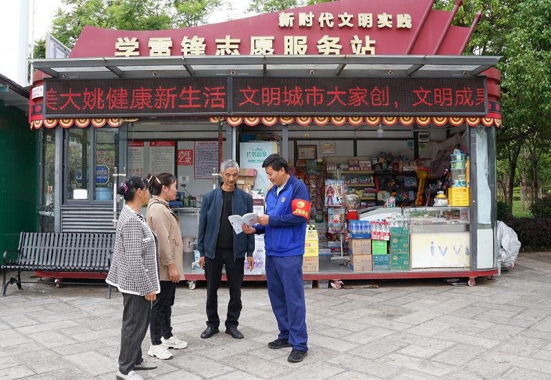 志愿者在向市民宣傳創(chuàng  )文知識,