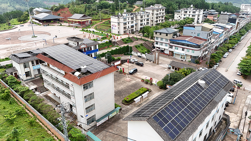 當地一處屋頂安裝的光伏發(fā)電板。鎮沅縣融媒體中心供圖