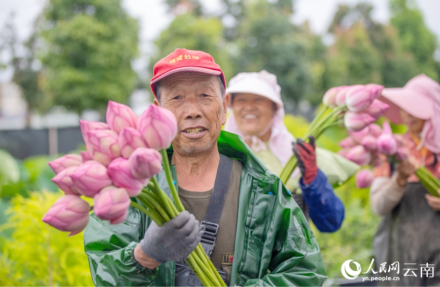 村民豐收的喜悅。人民網(wǎng)記者 虎遵會(huì)攝