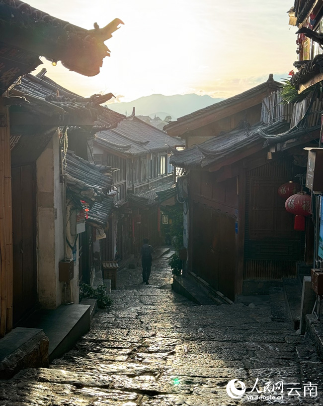 麗江古城街巷交錯且狹窄，大量木質(zhì)建筑相連，防火難度高。 人民網(wǎng)記者 蔡樹菁攝