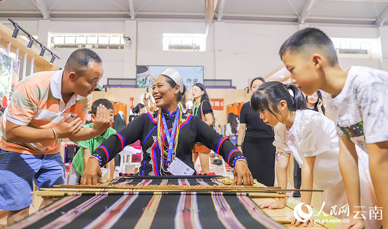 西盟縣班母村群眾現(xiàn)場(chǎng)展示佤族織錦制作。人民網(wǎng)記者-虎遵會(huì)攝