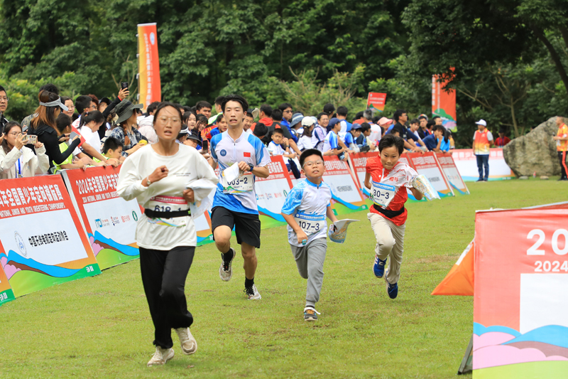 8月5日，2024年全國青少年定向錦標(biāo)賽短距離接力賽賽事在大理漾濞蒼山石門關(guān)景區(qū)展開。圖為青少年運動員們正在爭分奪秒，激烈角逐。楊佳燕-攝.jpg