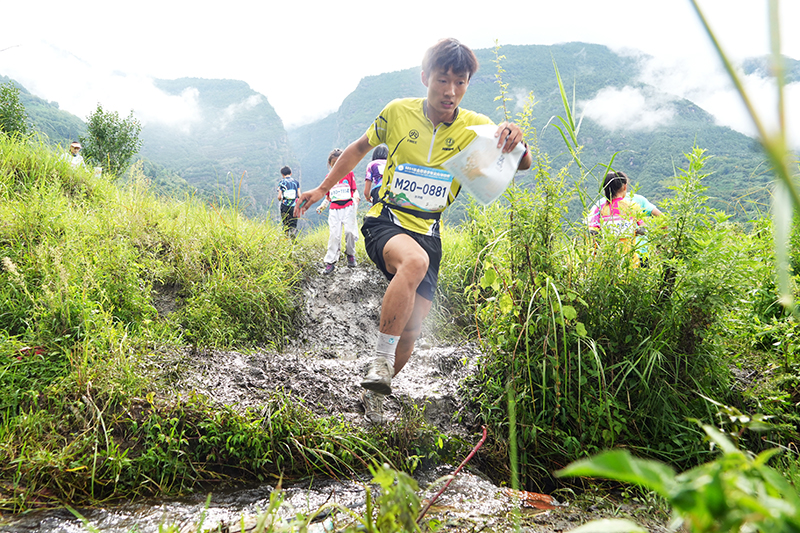 8月6日，2024年全國青少年定向錦標(biāo)賽中距離賽事在大理漾濞蒼山石門關(guān)景區(qū)展開。圖為青少年運動員們正在爭分奪秒，激烈角逐。段宏運攝