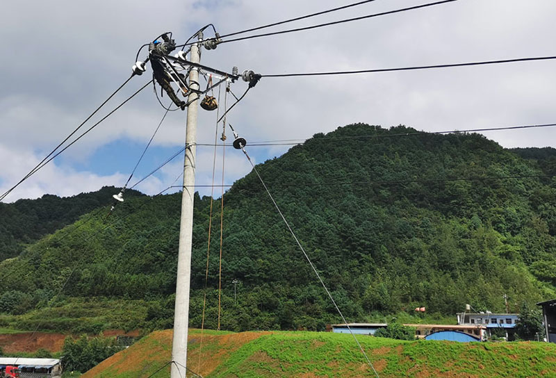 富源供電局組織工作人員對富村鎮(zhèn)10千伏大凹子線進行全線線路改造，對小河邊村變壓器進行輪換，讓小河邊村充足用電。陳小果攝