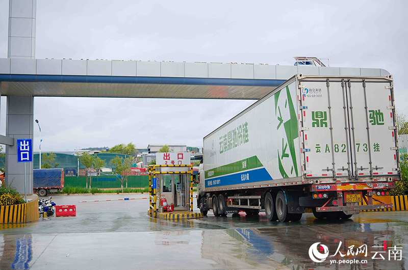 【圖3】裝車完畢的公路冷鏈運輸車正在出港。人民網(wǎng)記者-莊志斌攝